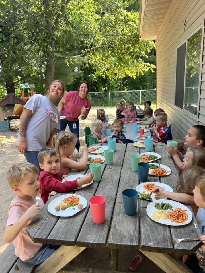 Lunch Kids outside